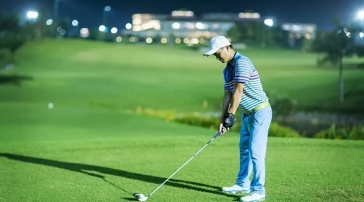 Chơi golf ban đêm