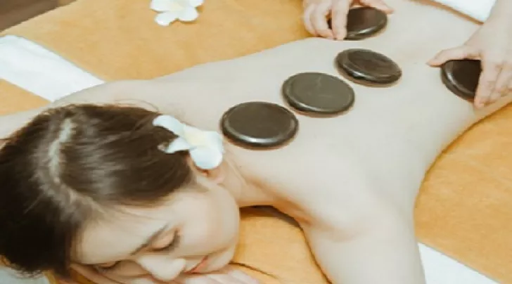 Massage đá nóng