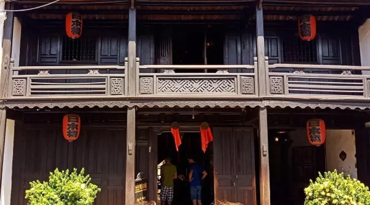 Phung Hung Old House
