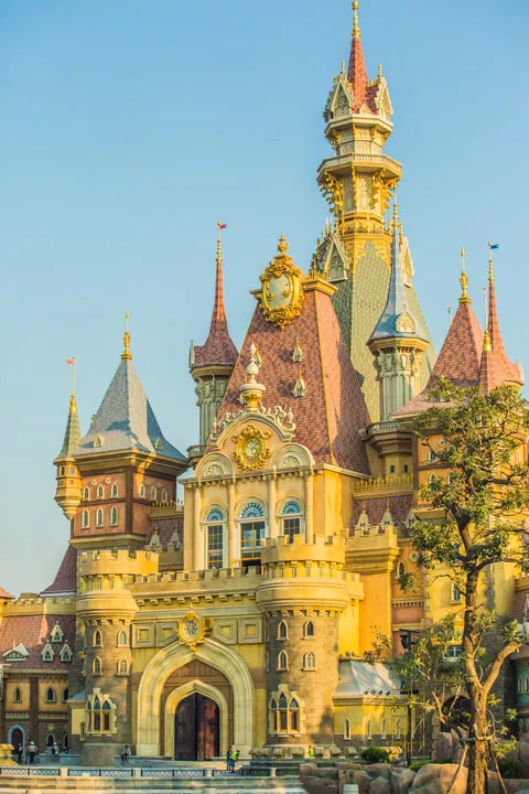 Hinh-anh-VinWonders-Phu-Quoc-Lau-dai-huyen-bi-1