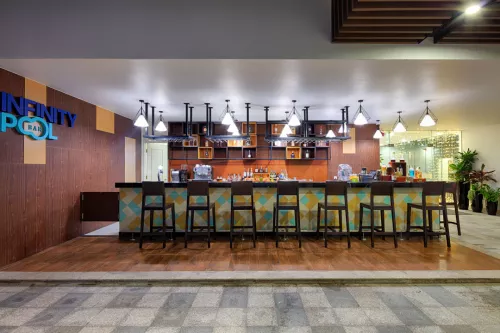 Hinh-anh-Vinpearl-Condotel-Beachfront-Nha_Trang-Pool_Bar1