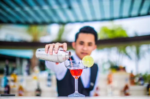 Hinh-anh-Vinpearl-Resort-&-Gofl-Nam-Hoi-An_Pool_Bar3