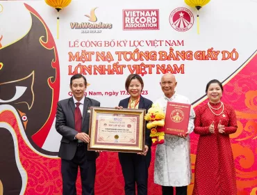 Mặt nạ tuồng bằng giấy dó lớn nhất Việt Nam