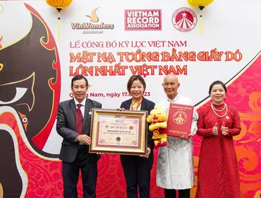 Mặt nạ tuồng bằng giấy dó lớn nhất Việt Nam